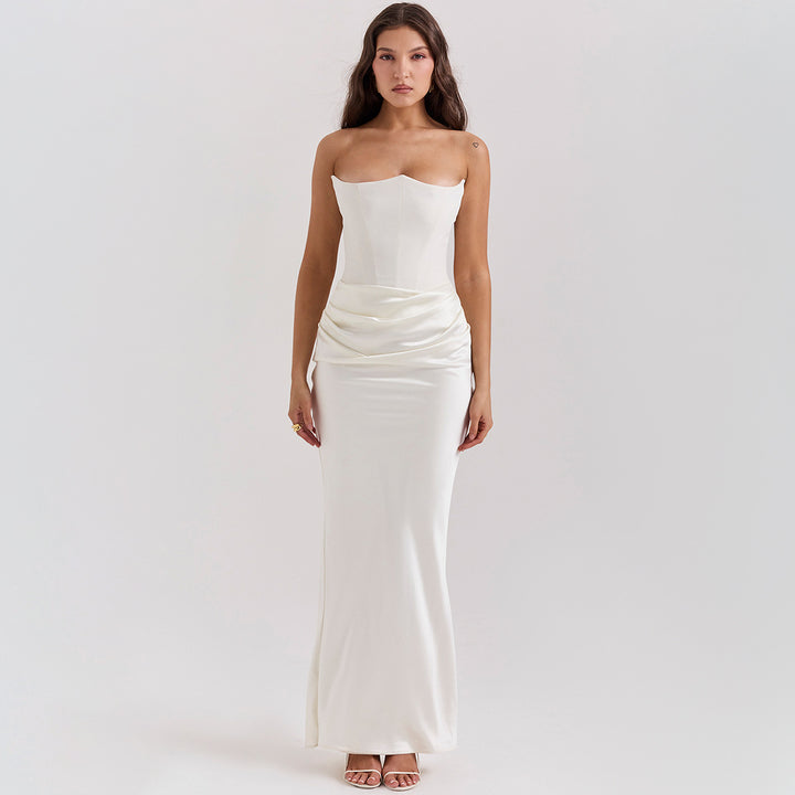 Frau im trägerlosen Satin-Abendkleid