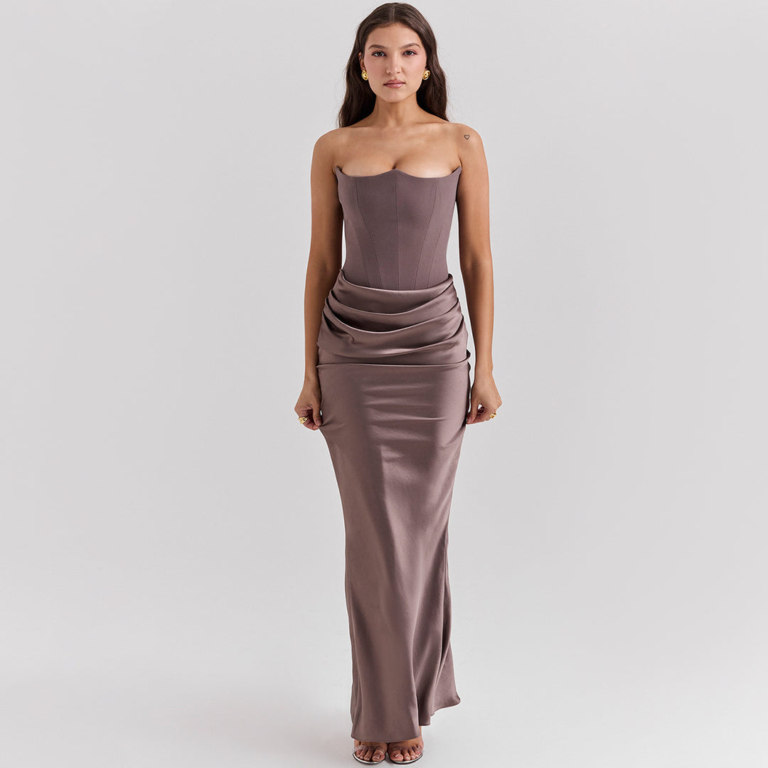Frau im trägerlosen Satin-Abendkleid