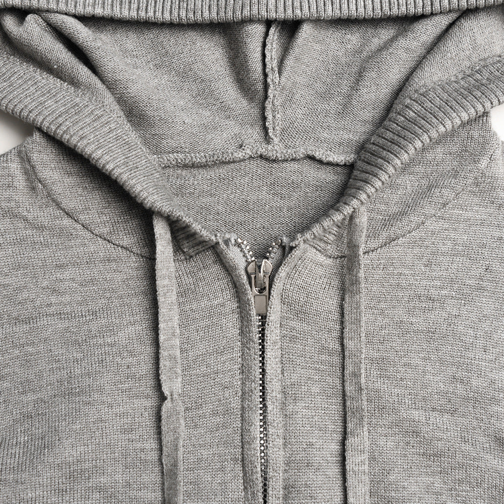 Damen im Strick-Zweiteiler mit Zip-Hoodie