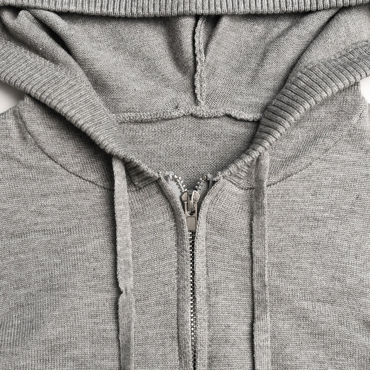 Damen im Strick-Zweiteiler mit Zip-Hoodie