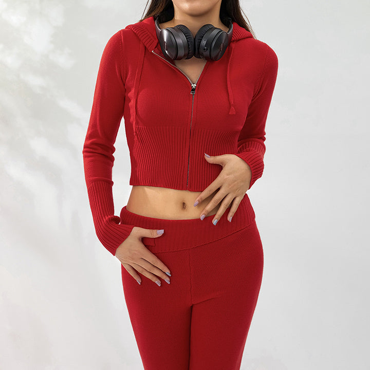 Damen im Strick-Zweiteiler mit Zip-Hoodie