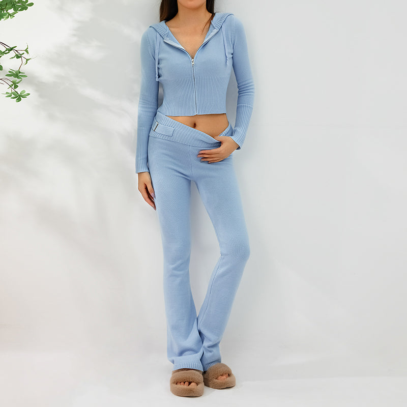 Damen im Strick-Zweiteiler mit Zip-Hoodie