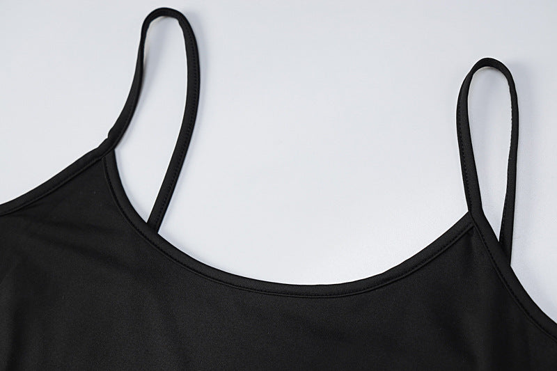 Damen im langen figurbetonten Maxikleid