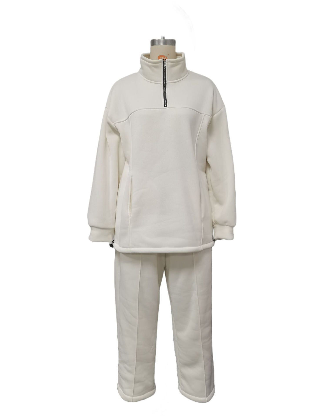 Frau im Fleece-Jogginganzug mit Halbzip