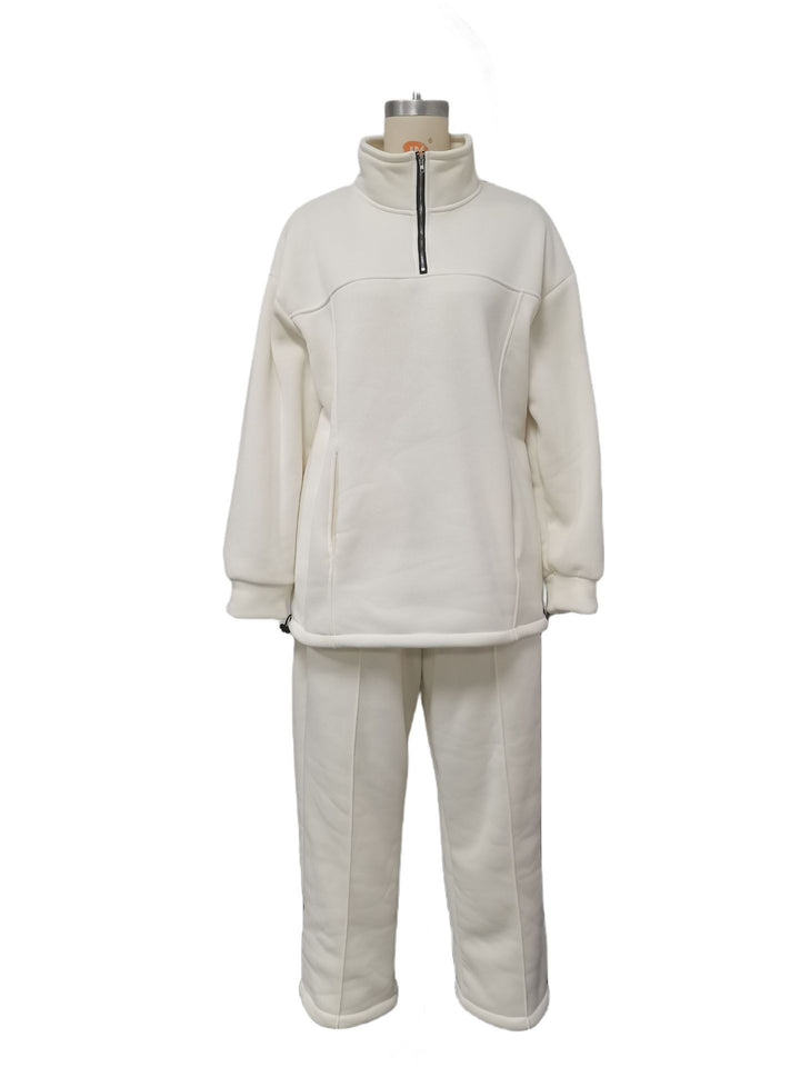 Frau im Fleece-Jogginganzug mit Halbzip