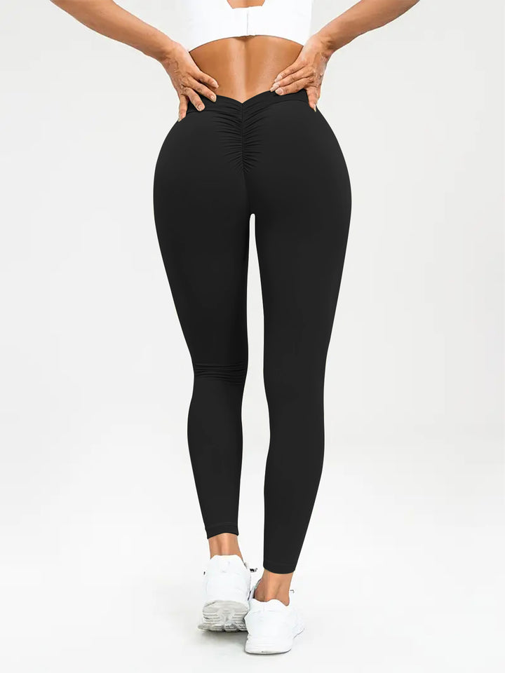 Frau in High-Waist-Yogaleggings mit Raffung