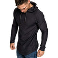Mann im schmalen Hoodie mit Kapuze