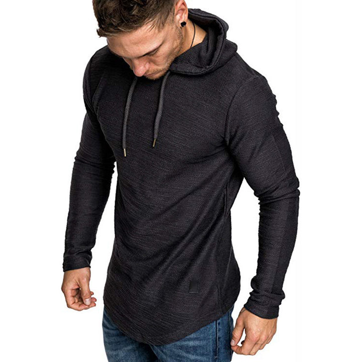 Mann im schmalen Hoodie mit Kapuze