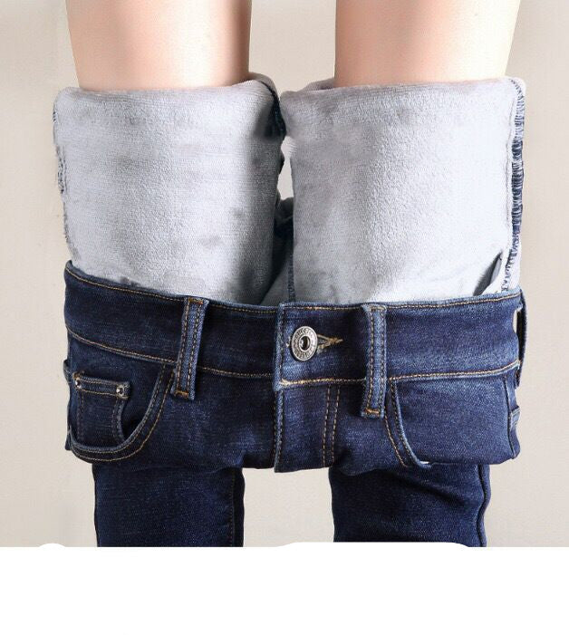 Frau in gefütterter Skinny-Thermojeans