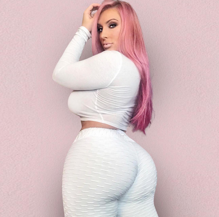Frau in Scrunch Leggings mit hoher Taille
