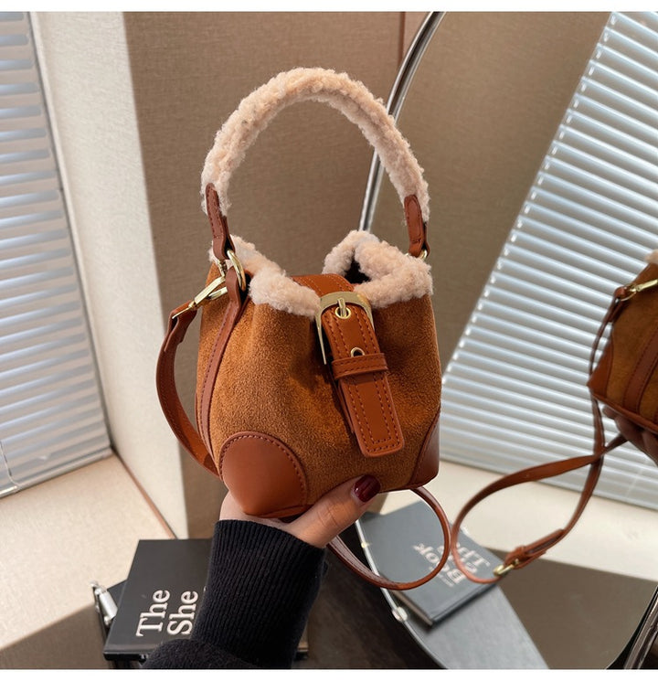 Kleine Beuteltasche mit Plüschrand und Henkel