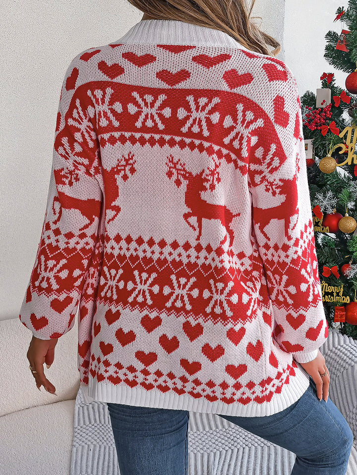 Frau in Weihnachts-Strickjacke mit Rentiermuster