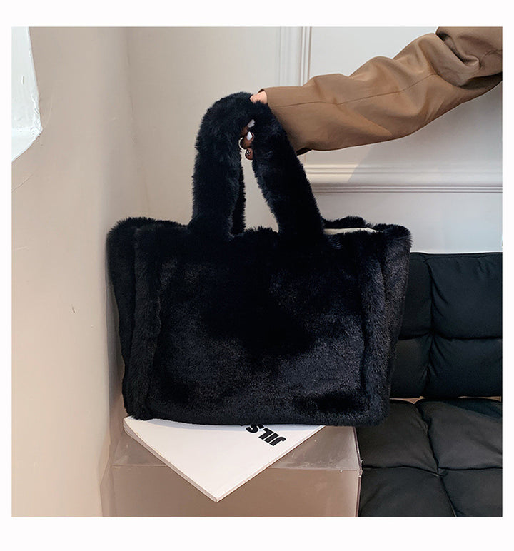 Flauschige Plüschtasche mit Kettenriemen