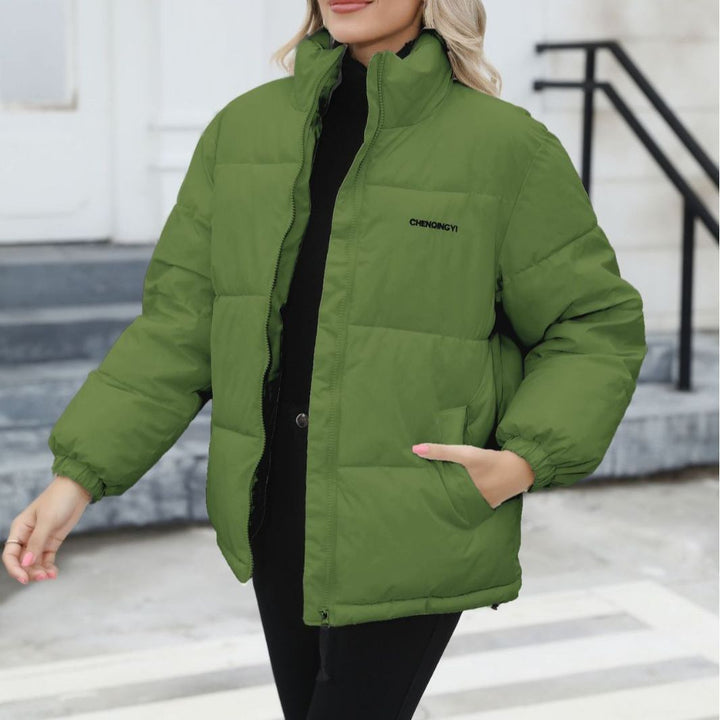 Frau in wattierter Steppjacke mit Stehkragen