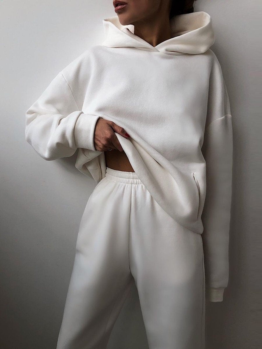 Frau im Hoodie-Set mit Jogginghose