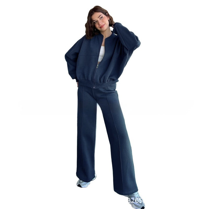 Frau im Zweiteiler mit Zip-Jacke und weiter Hose