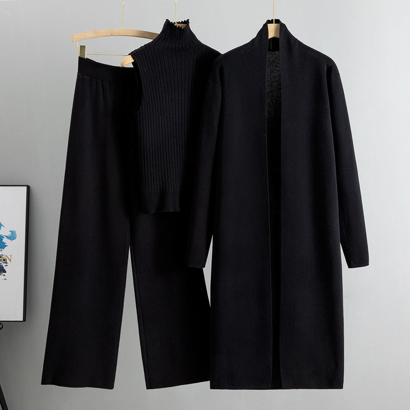 Frau im dreiteiligen Strickset mit langer Jacke