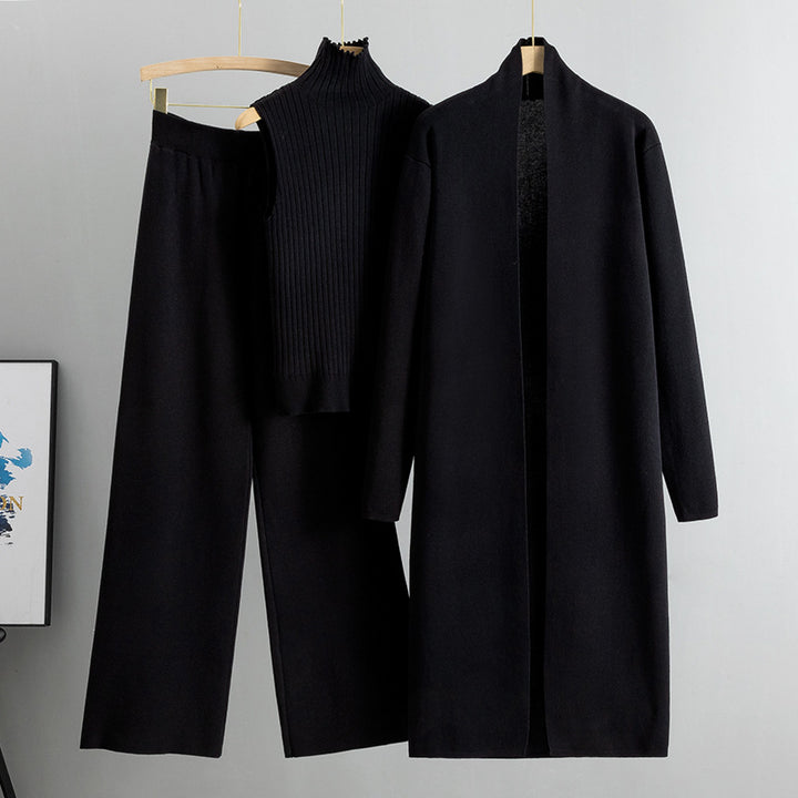 Frau im dreiteiligen Strickset mit langer Jacke
