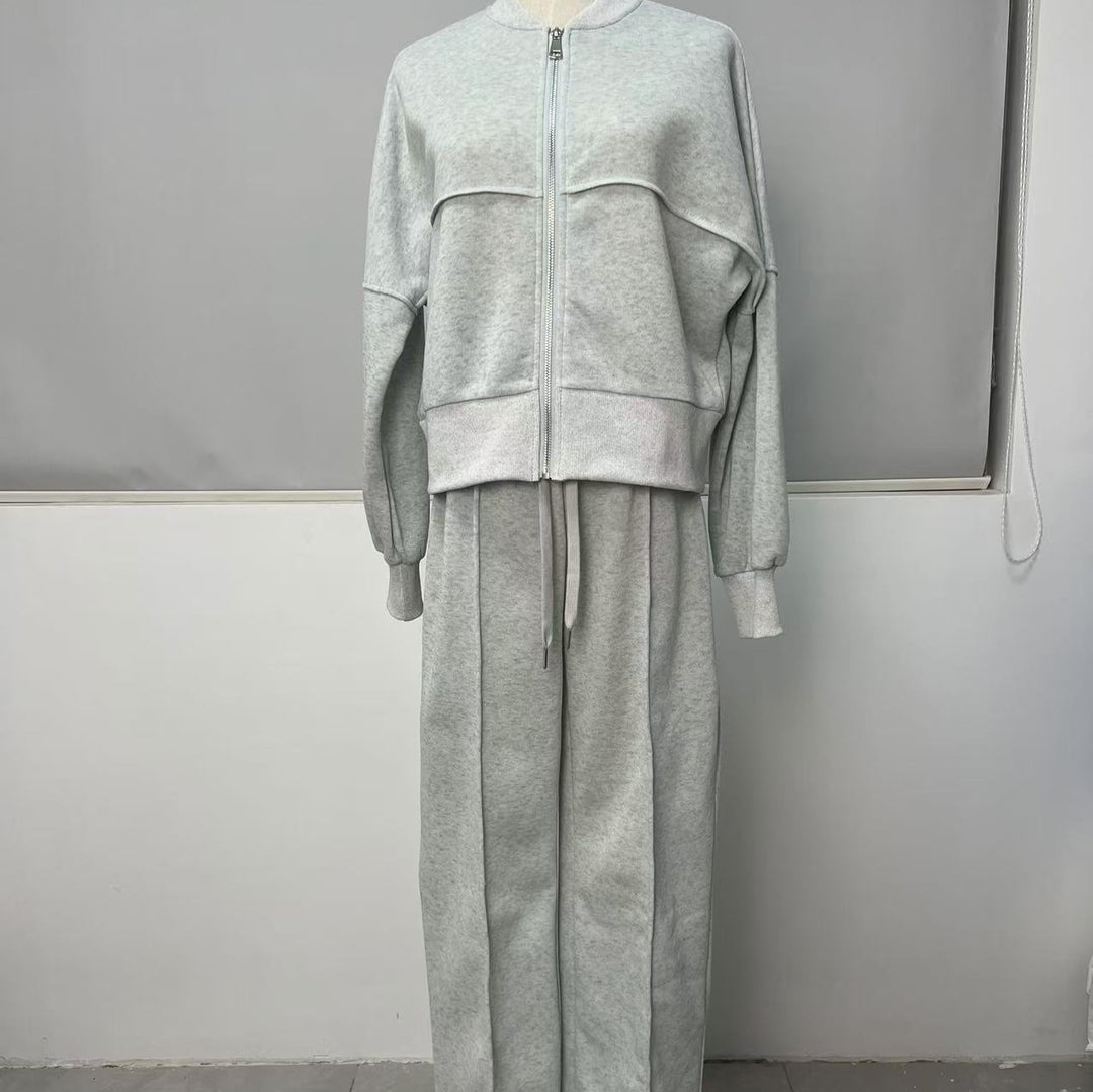 Frau im Zweiteiler mit Zip-Jacke und weiter Hose