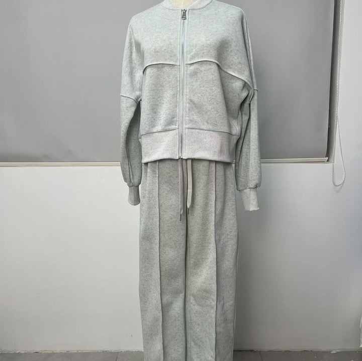 Frau im Zweiteiler mit Zip-Jacke und weiter Hose
