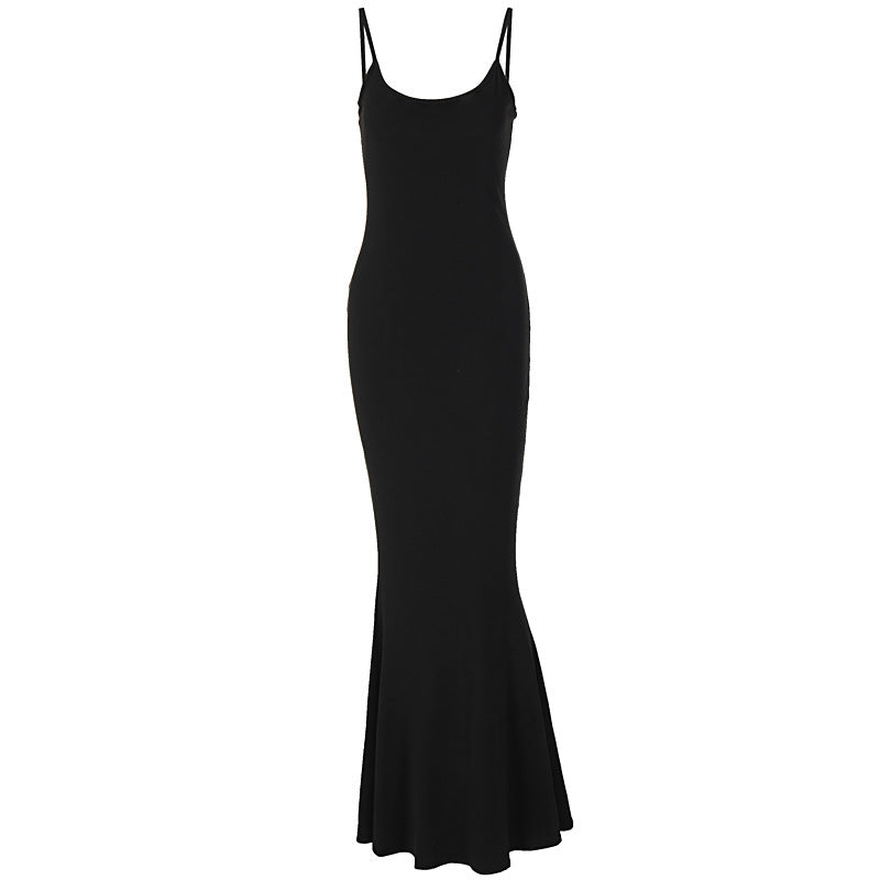 Damen im langen figurbetonten Maxikleid