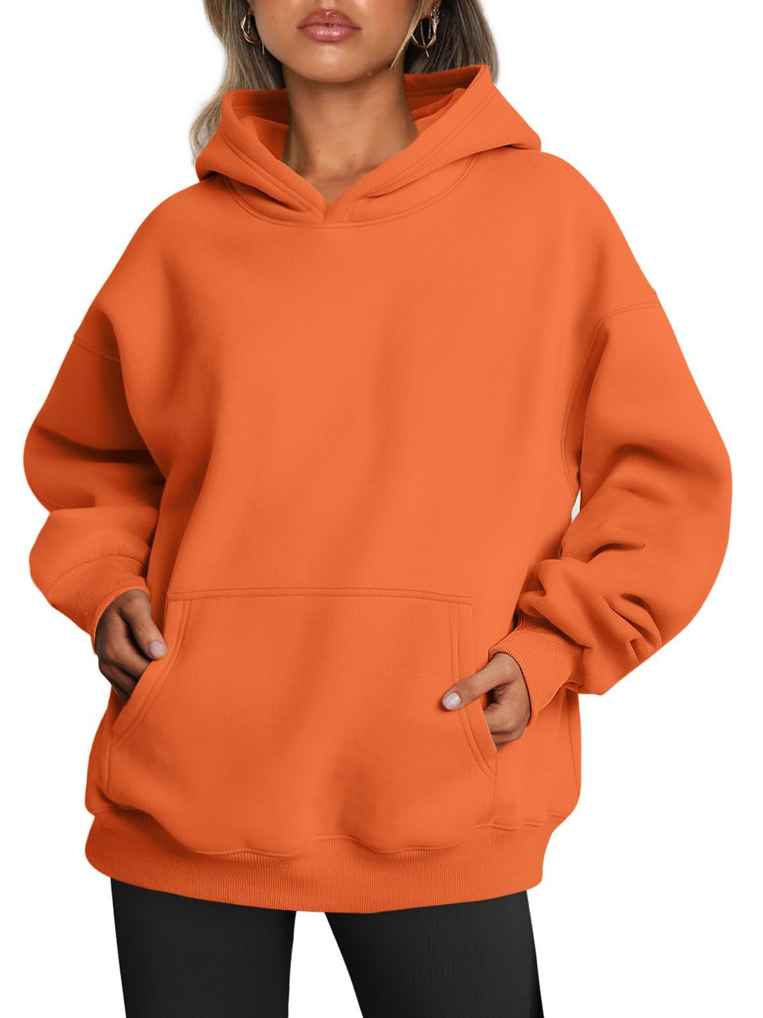 Damen im Oversize-Hoodie mit Kängurutasche