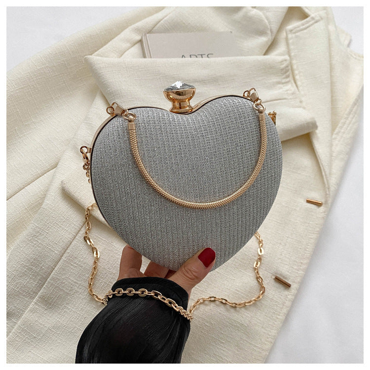 Herzförmige glänzende Clutch mit Kette