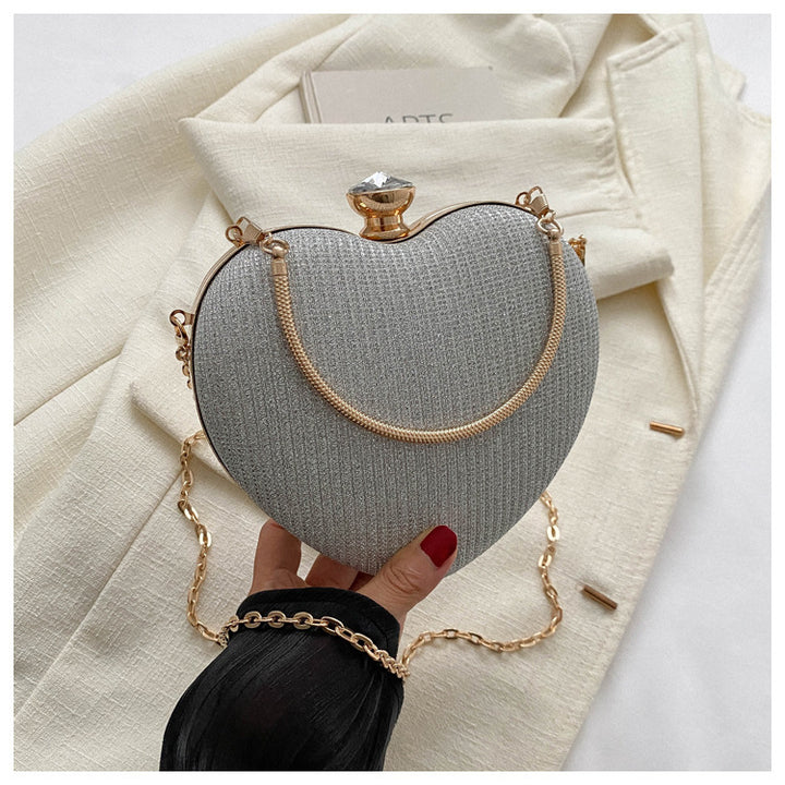 Herzförmige glänzende Clutch mit Kette