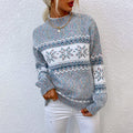 Damen im Strickpullover mit Schneeflockenmuster