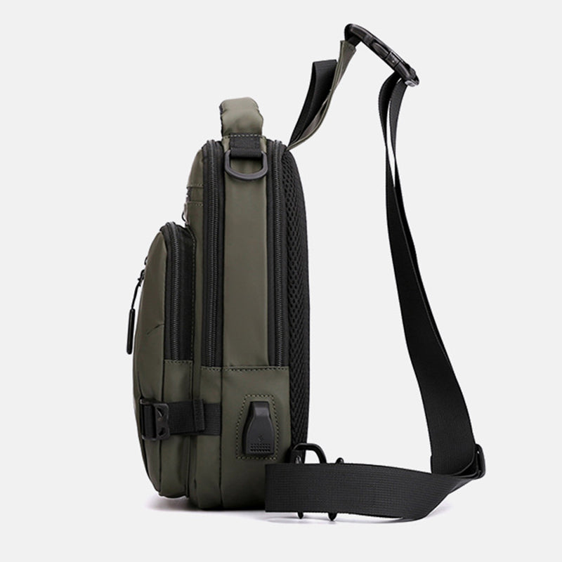 Herren Sling Bag quer über der Brust getragen