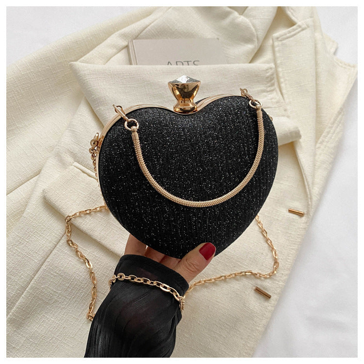 Herzförmige glänzende Clutch mit Kette