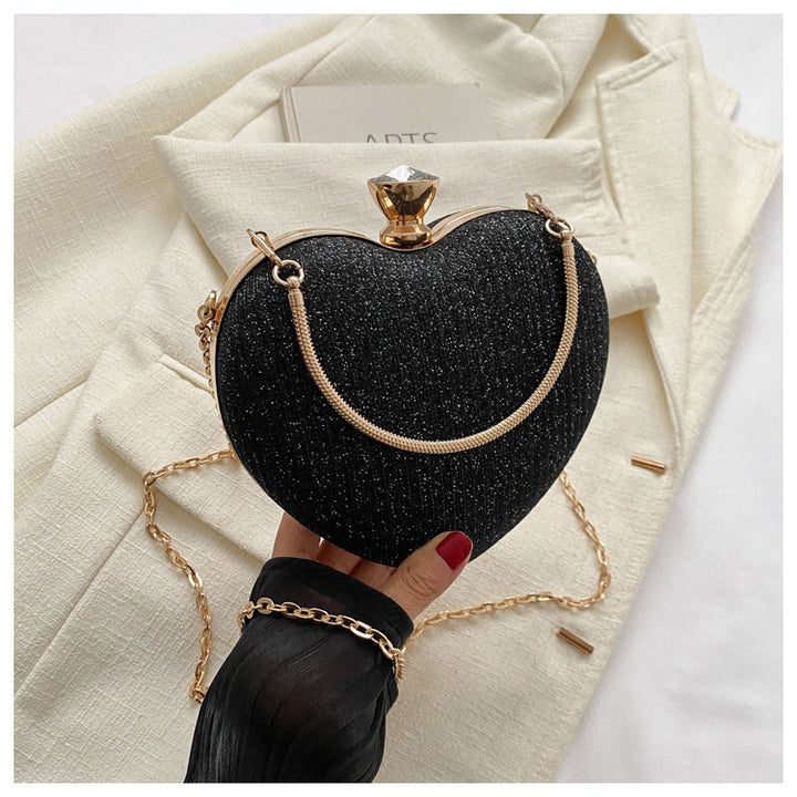 Herzförmige glänzende Clutch mit Kette
