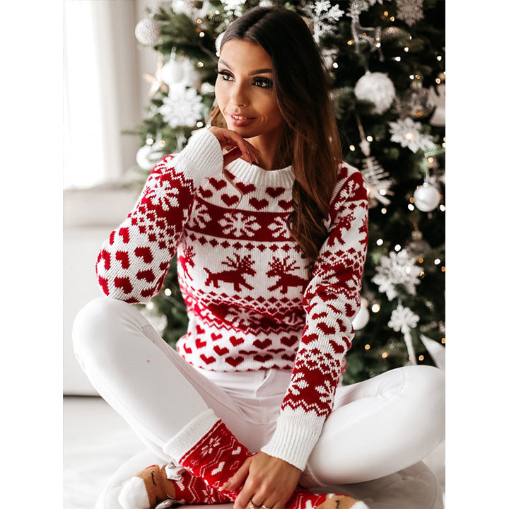 Frau im Weihnachtspullover mit Rentiermuster
