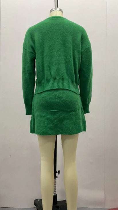 Strickpullover und Minirock als Set in einer Farbe