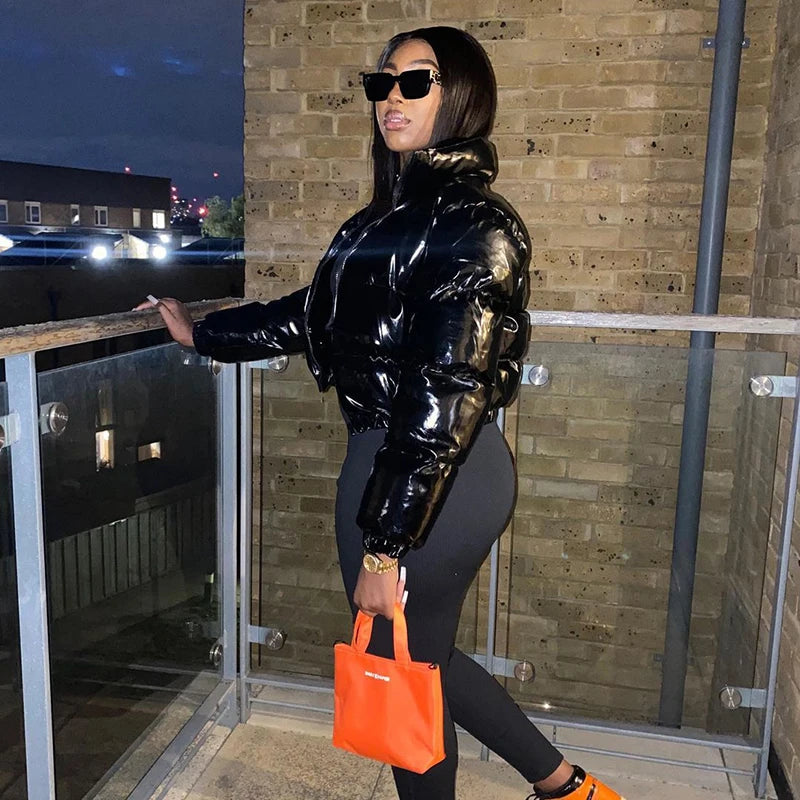 Frau in kurzer glänzender Pufferjacke