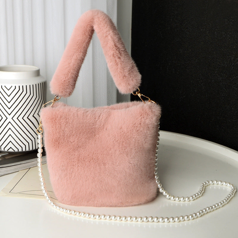 Plüsch-Beuteltasche mit Perlenkette kariert