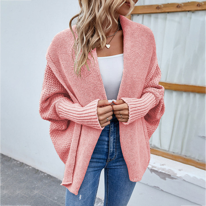 Damen in Oversize-Strickjacke mit Schalkragen