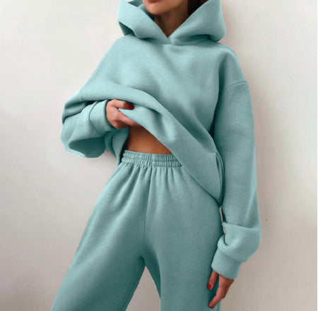 Frau im Hoodie-Set mit Jogginghose