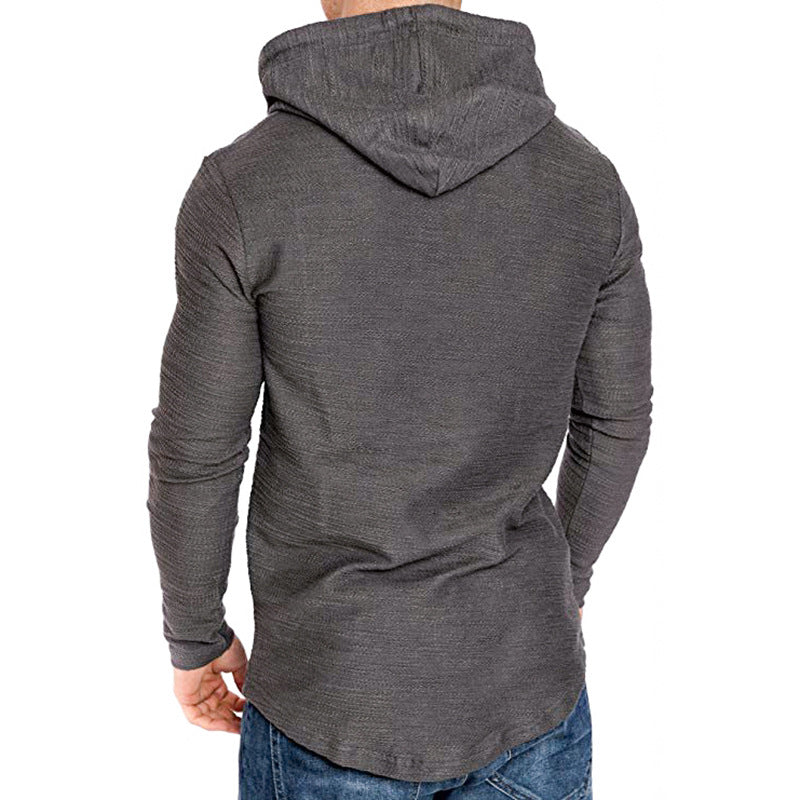 Mann im schmalen Hoodie mit Kapuze