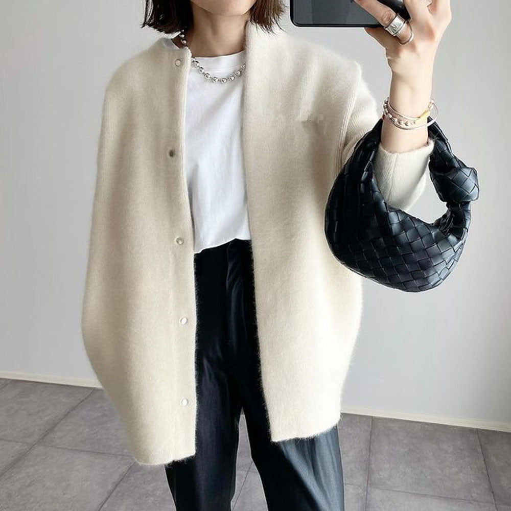 Damen in langer flauschiger Strickjacke