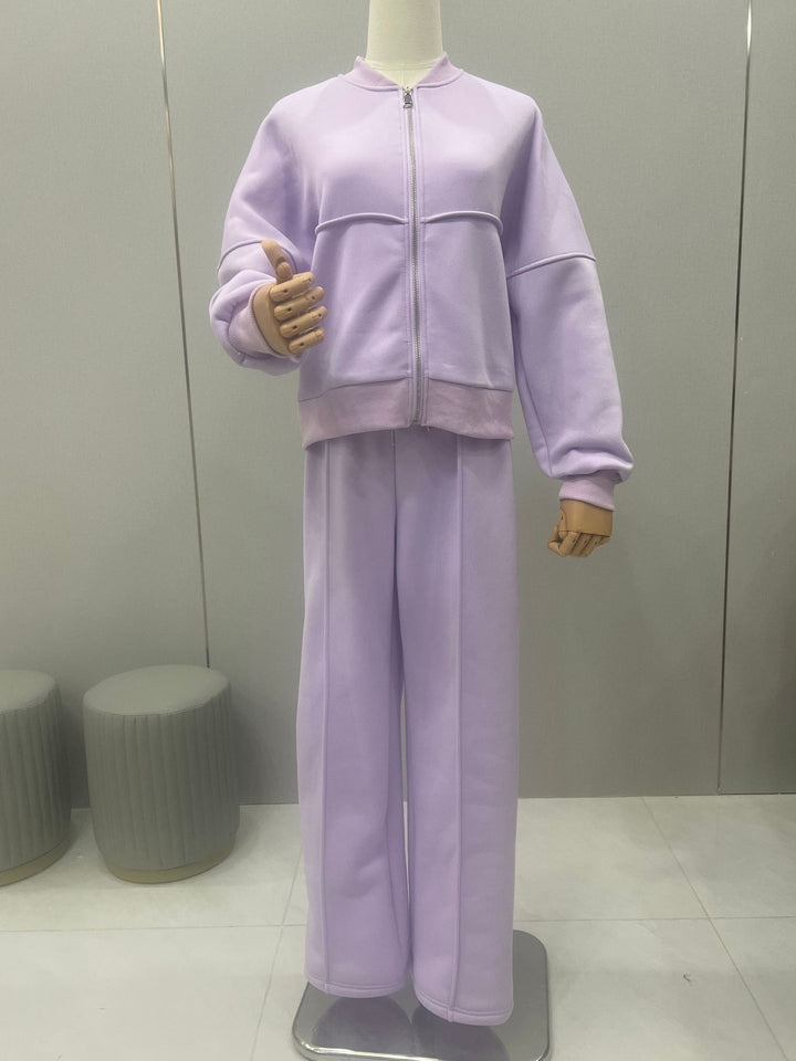 Frau im Zweiteiler mit Zip-Jacke und weiter Hose