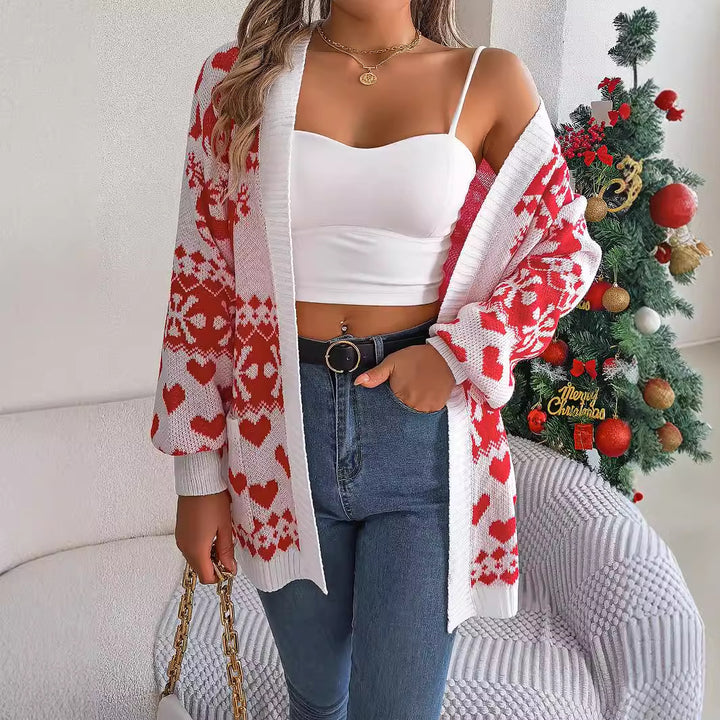 Frau in Weihnachts-Strickjacke mit Rentiermuster