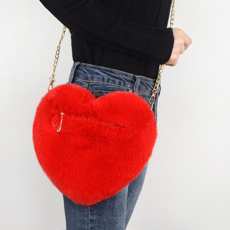 Herzförmige Plüschtasche mit goldener Kette