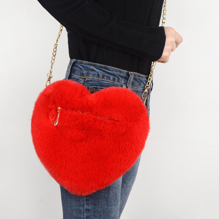 Herzförmige Plüschtasche mit goldener Kette