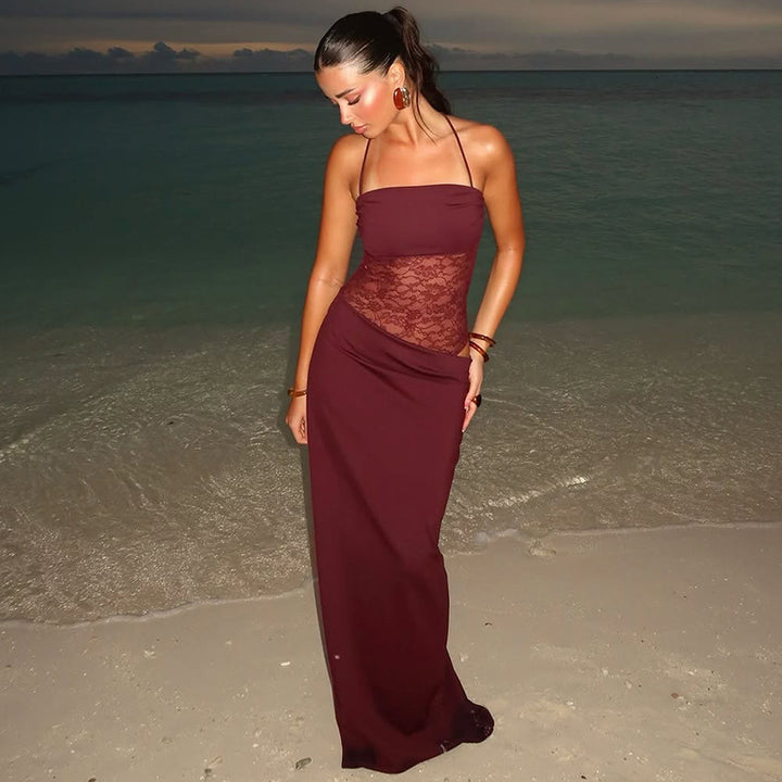 Frau im langen Trägerkleid mit Spitze