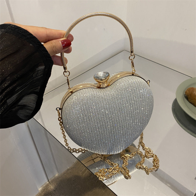 Herzförmige glänzende Clutch mit Kette