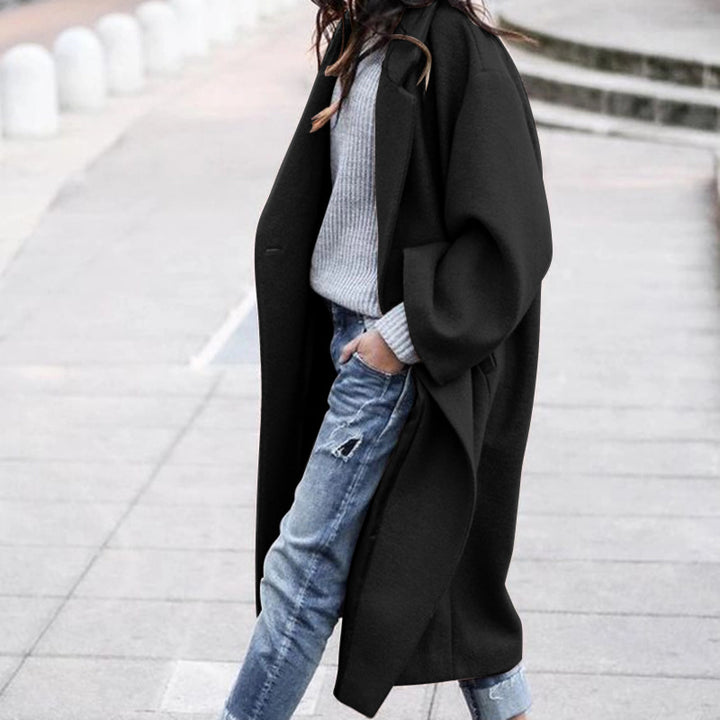 Damen im langen Oversize-Mantel mit Revers