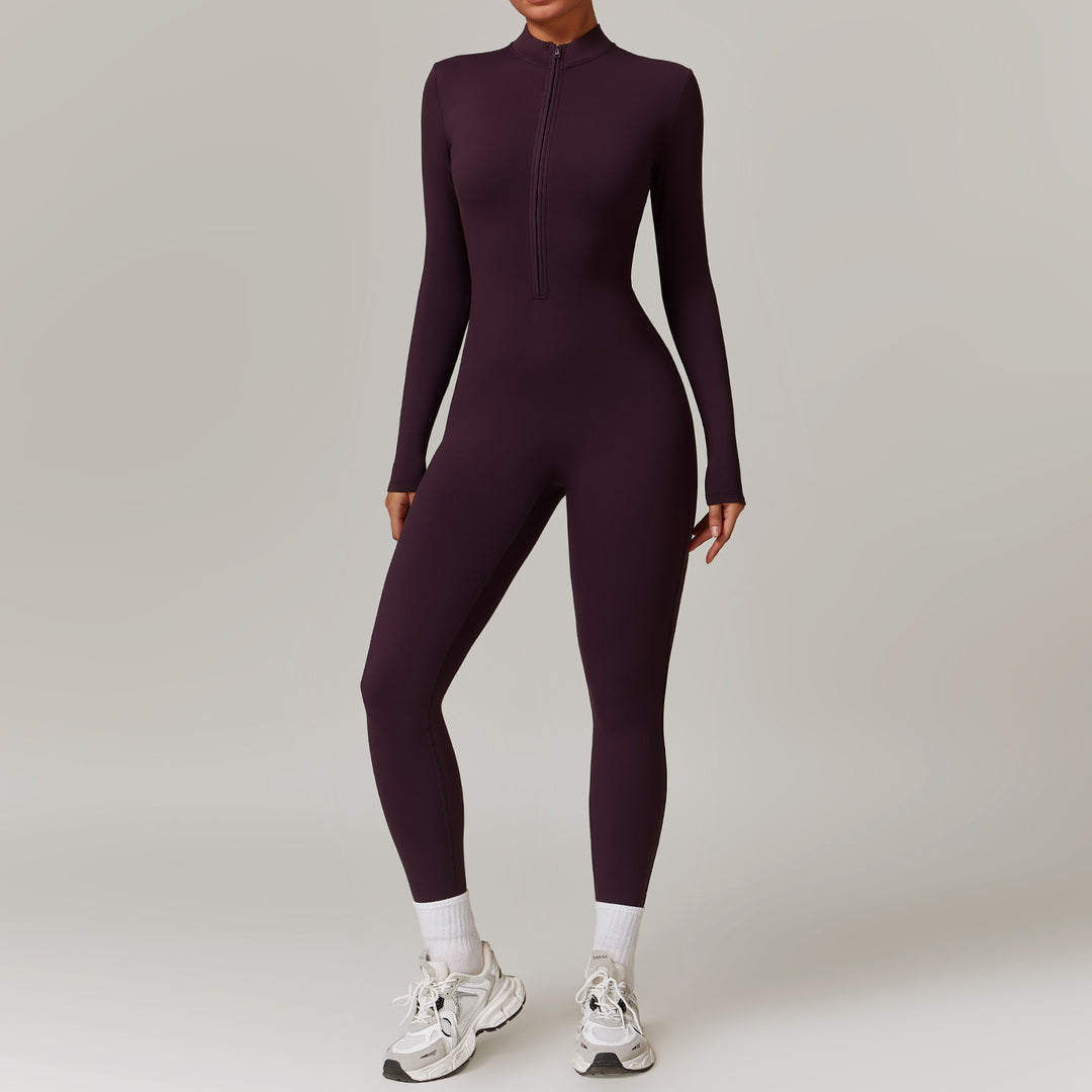 Frau im langärmeligen Yoga-Jumpsuit