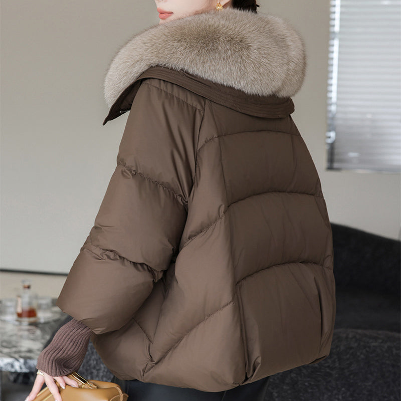 Damen in kurzer Steppjacke mit Fellkragen