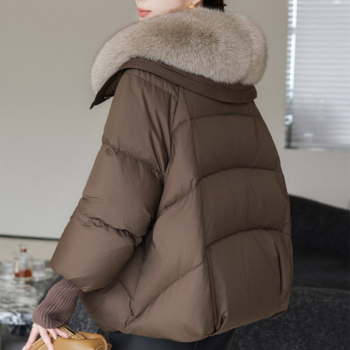 Damen in kurzer Steppjacke mit Fellkragen